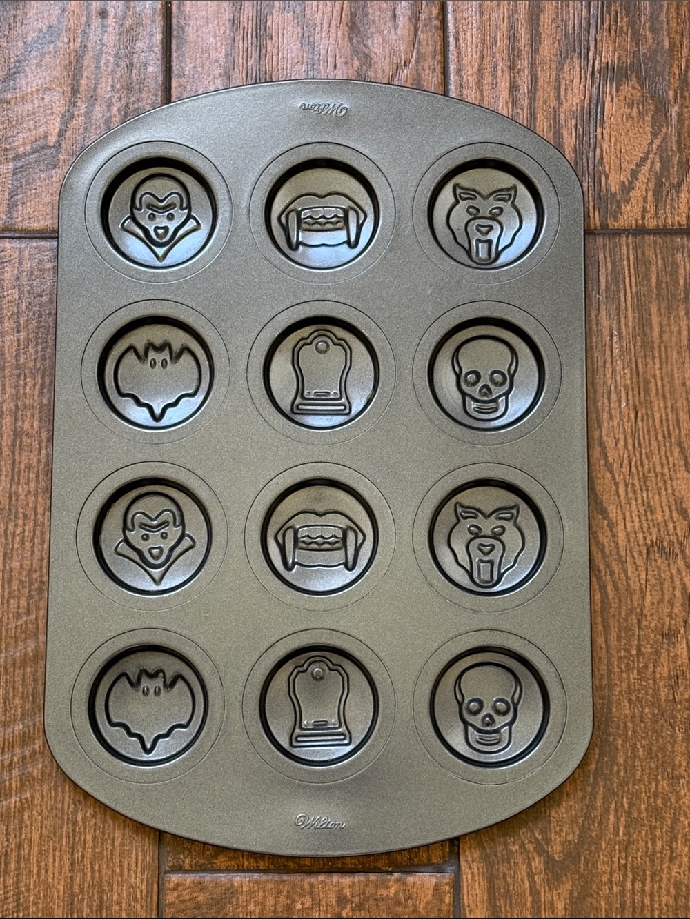 Wilton Halloween Cookie Pan: Skull/Werewolf/Fangs/Tombstone/Bat/Vampire